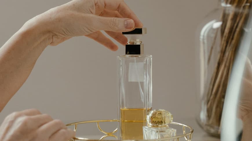 Frau greift nach Parfum