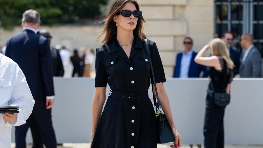 Frau in schwarzem Kleid