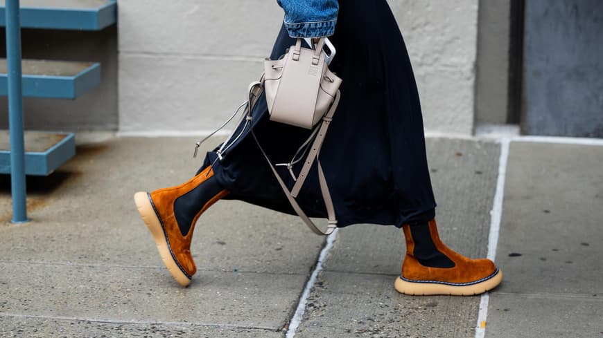 Frau trägt braune Chelsea Boots