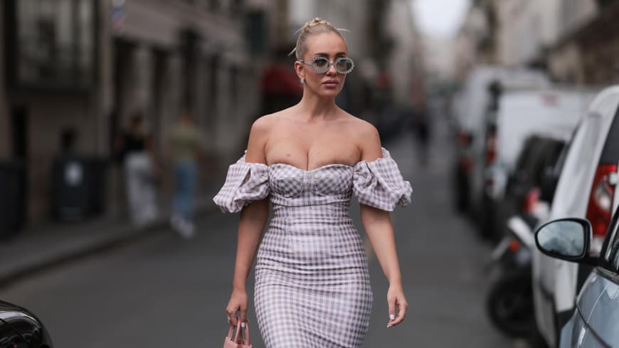 Frau mit trägerlosem Kleid 