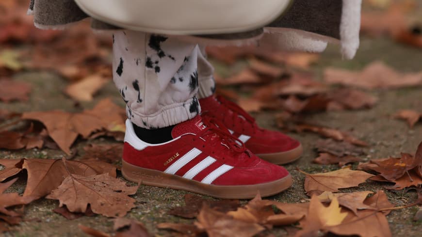 Frau trägt rote Adidas Sneaker