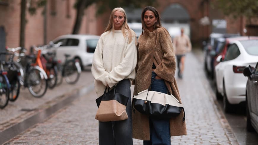 Zwei Frauen mit Pullover und Mantel