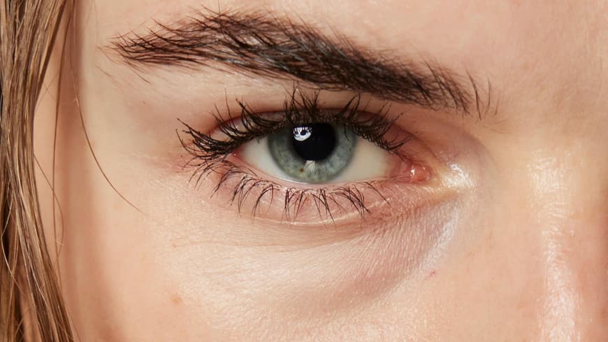 Model mit langen Wimpern