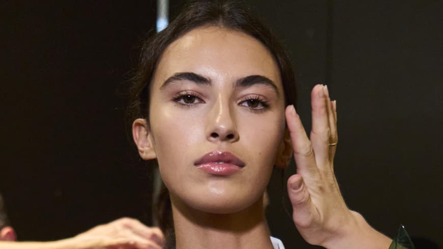 Model auf Balmain Fashion Show im Kleid und mit glossy Lippen