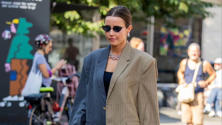 Frau in Oversized Blazer