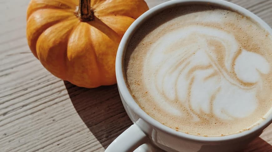 Pumpkin Spice Latte und Kürbis