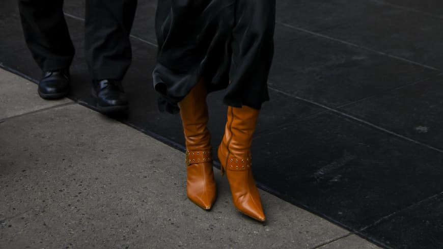 Emily Ratajkowski trägt braune Stiefel