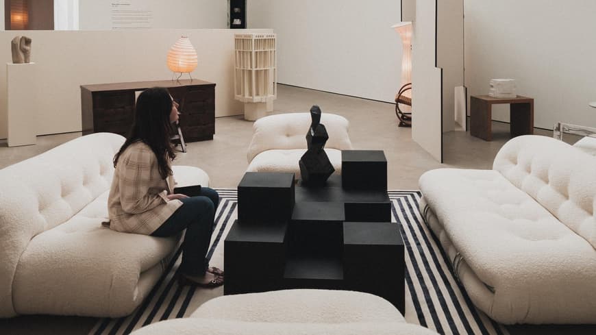 Frau in Wohnzimmer