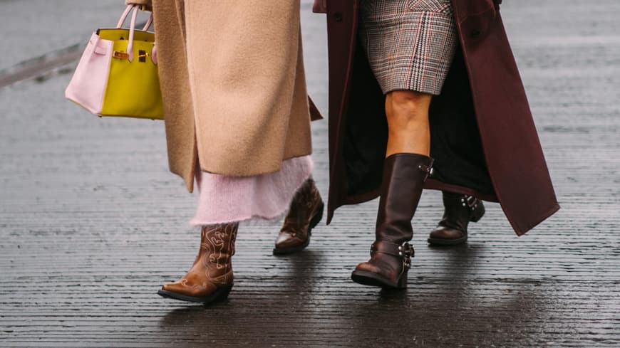 Zwei Frauen mit braunen Stiefeln