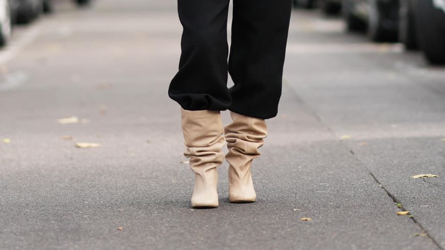 Frau mit beigen Boots