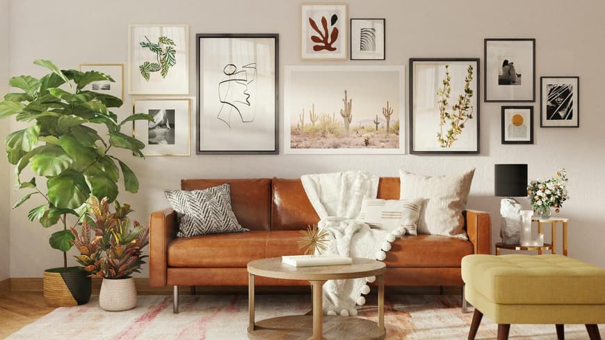 Stilvoll eingerichtetes Wohnzommer mit brauner Couch und Bildern an der Wand
