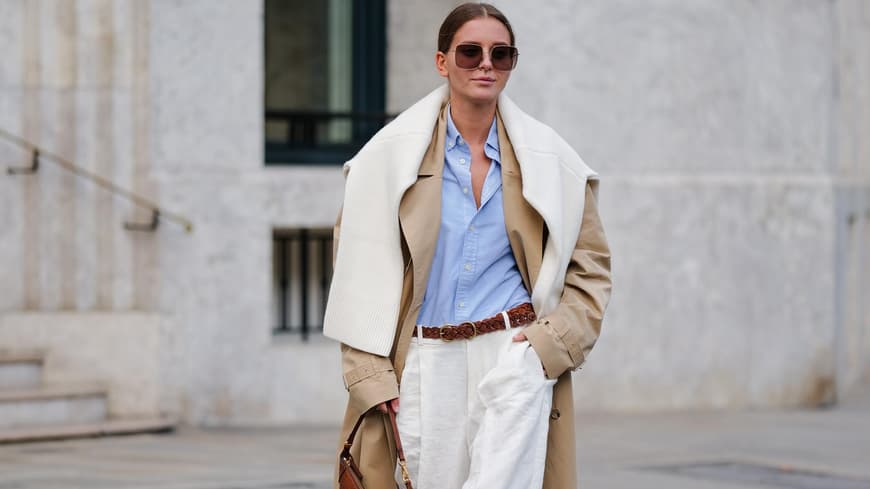 Frau mit edlem Look und Trenchcoat