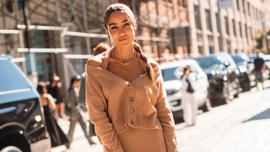 Frau trägt braunes Strickkleid und Cardigan