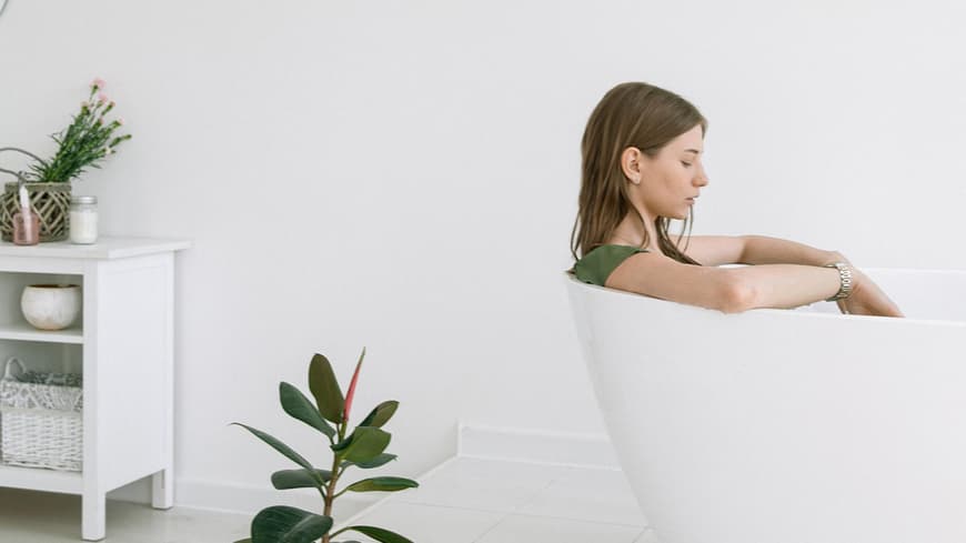 Frau liegt entspannt in Badewanne