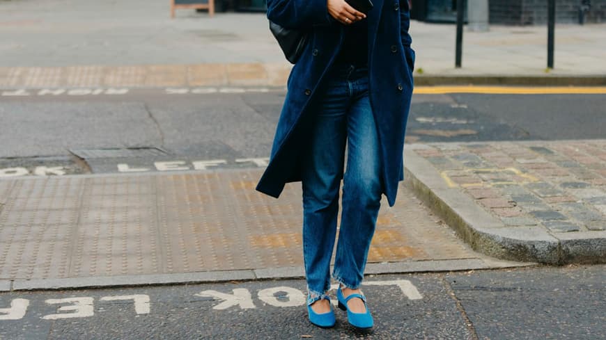 Frau in Jeans spaziert durch London