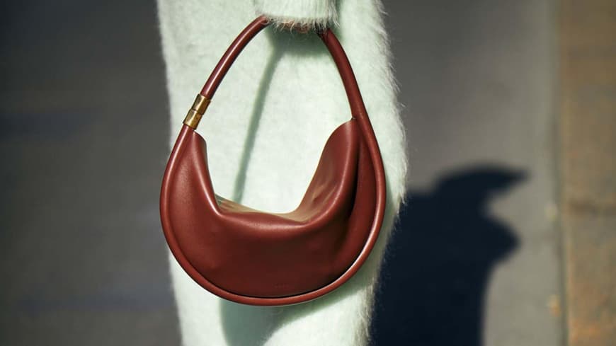 Frau mit brauner Handtasche
