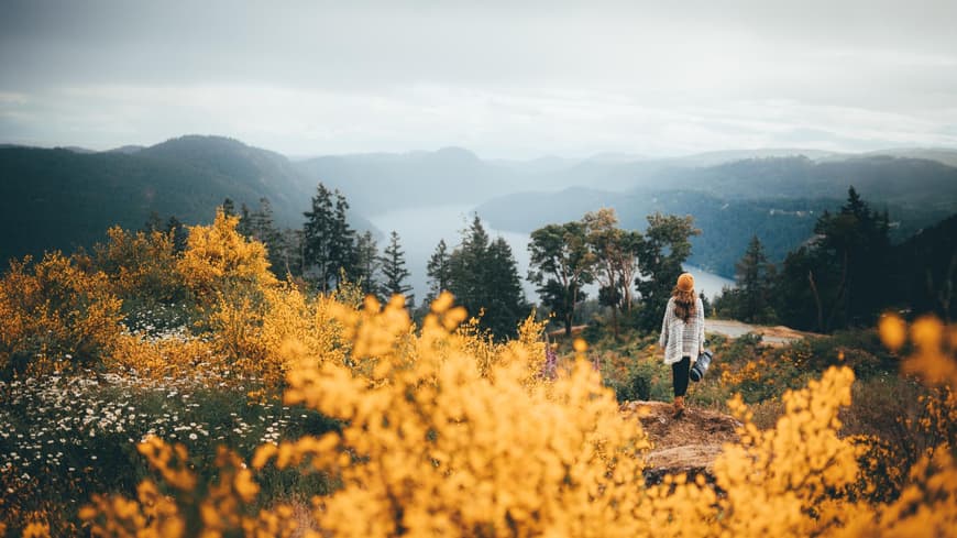 Frau am Wandern auf einem Berg