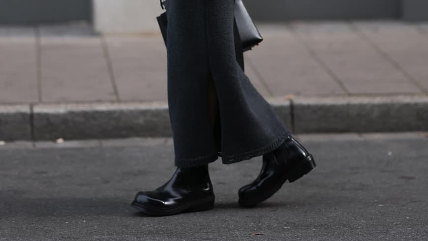 Frau mit schwarzen Boots