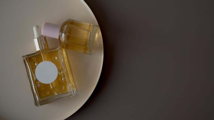 Parfum Flacon auf einem Teller