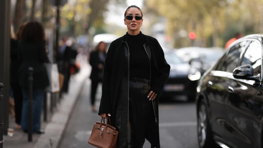 Frau in schwarzer Jacke