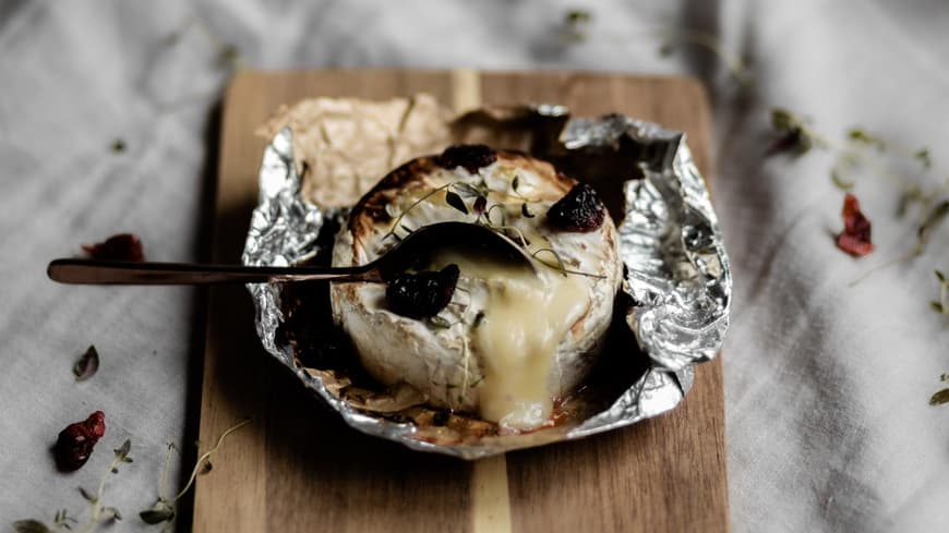 Ziegenkäse in Alufolie