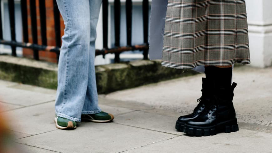 Zwei Frauen Streetstyle in London