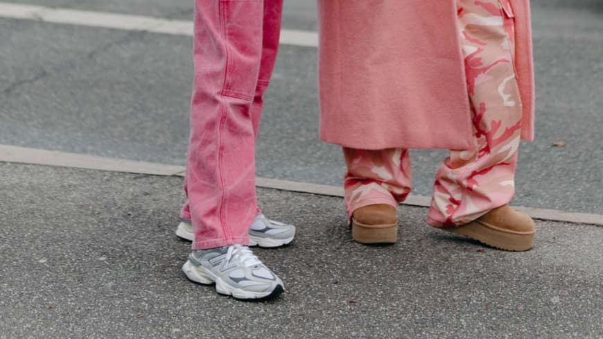Zwei Frauen mit rosafarbenen Outfits