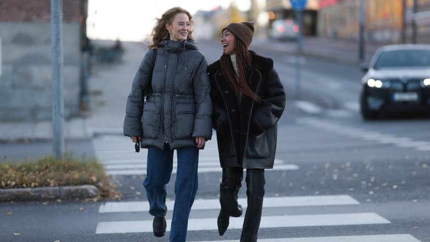 Zwei Frauen in Winterjacken 
