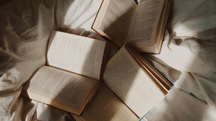 Bücher auf dem Bett