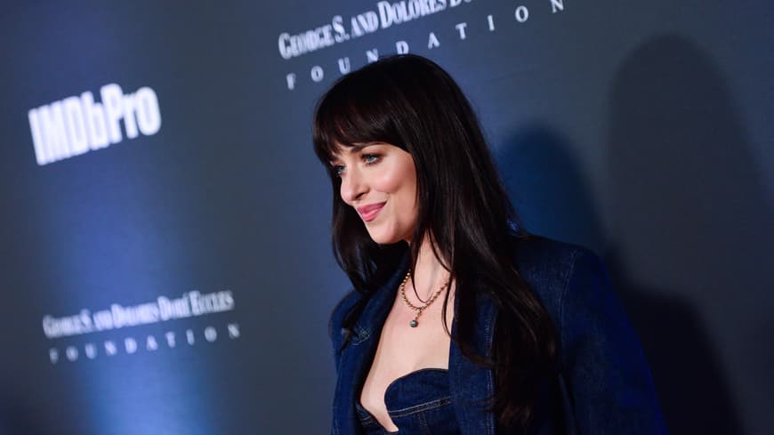 Dakota Johnson in Jeans-Look