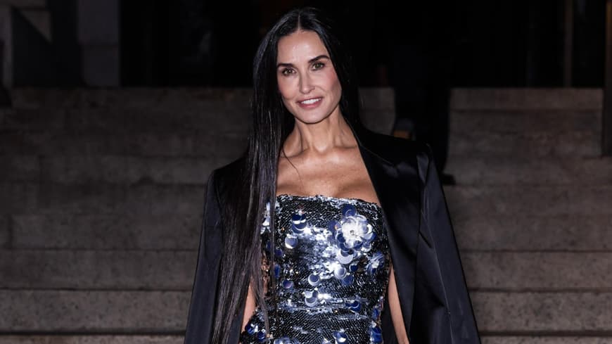 Demi Moore auf den CFDA Awards 2023 im Pailletten-Kleid in Silber und schwarzem Blazer Festliche Kleidung für Damen ab 60