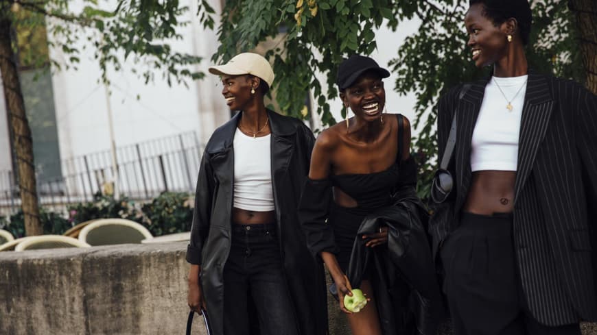Drei stylische Frauen in schlichten, schönen Looks