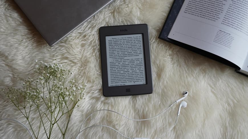 E-Book Flatlay mit Kopfhörern