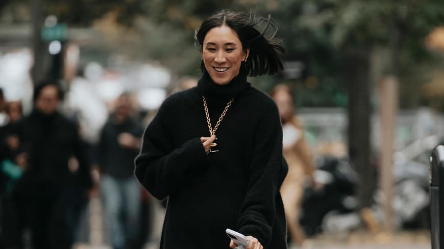 Frau mit schwarzem Rollkragenpullover