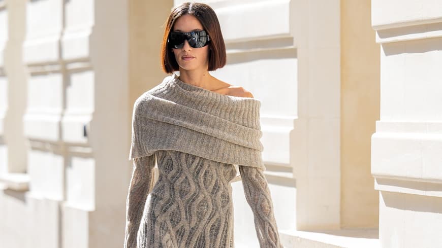 Frau trägt braunes Strickkleid
