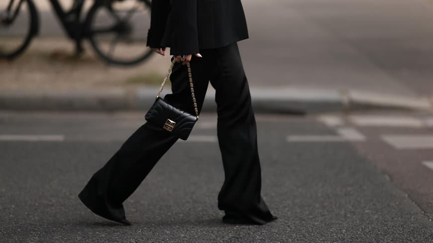 Frau mit schwarzer Wide Leg Hose