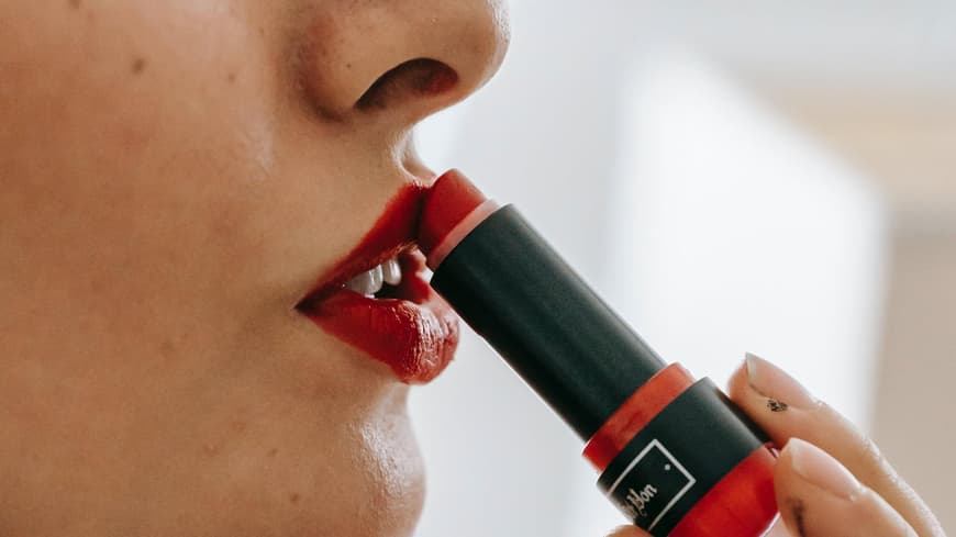 Frau trägt Lippenstift auf