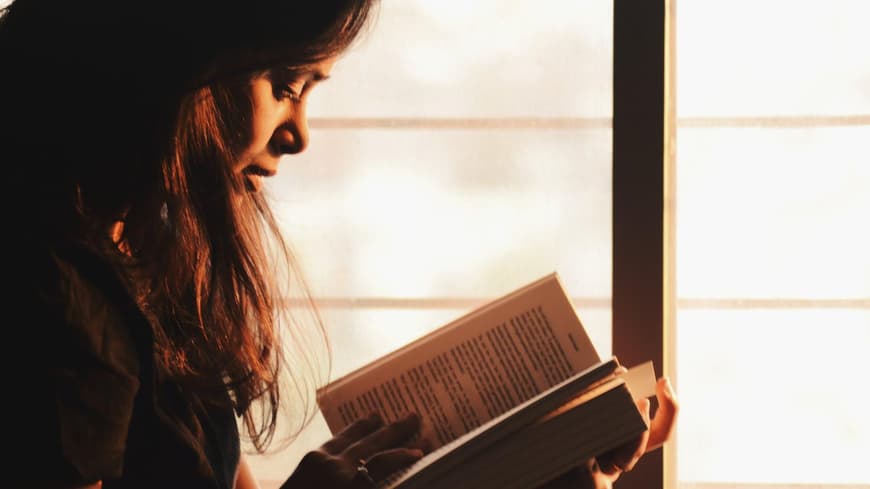 Spannende Leseabende sind mit guten Büchern garantiert.