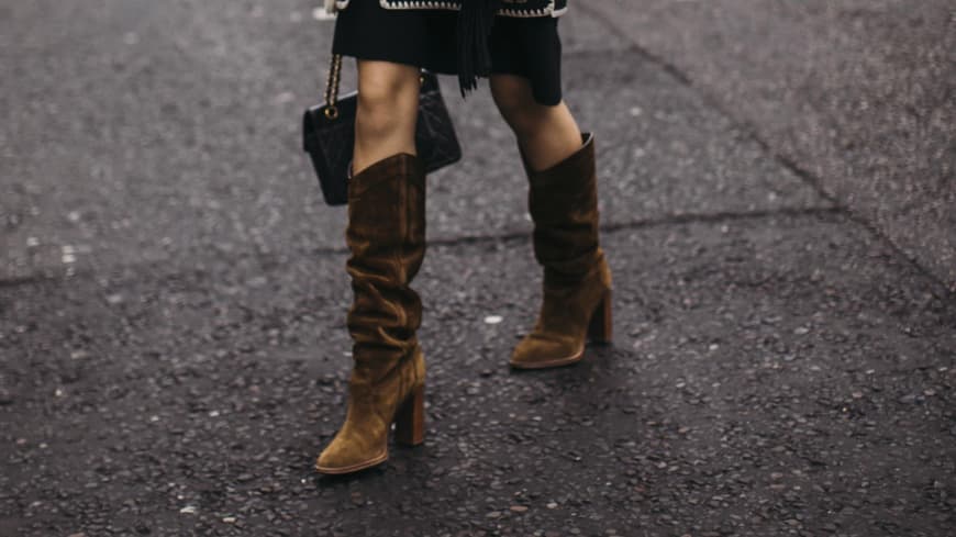 Frau trägt braune Stiefel auf London Fashion Week Streetstyle