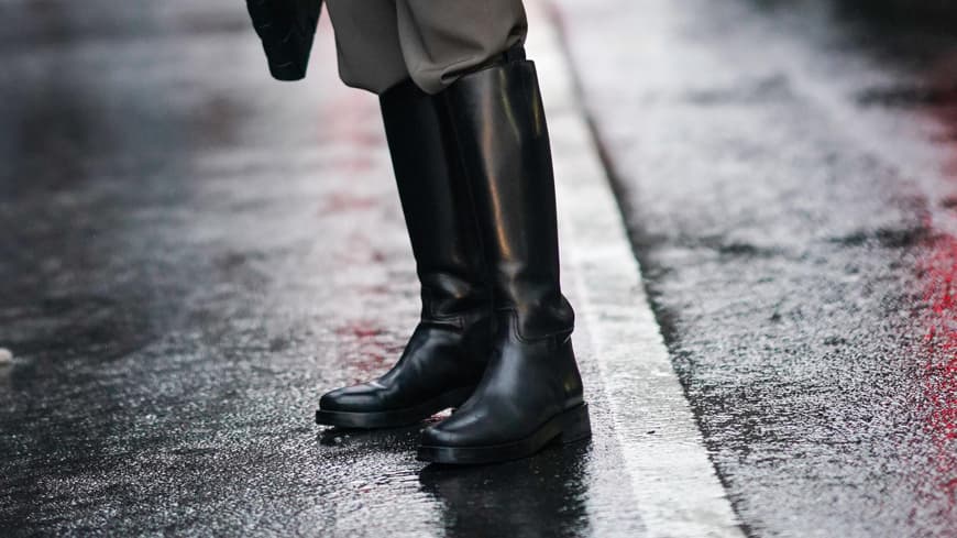 Frau trägt schwarze Stiefel