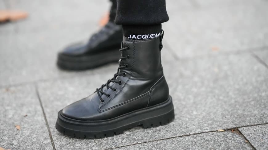 Frau trägt schwarze Schnürboots