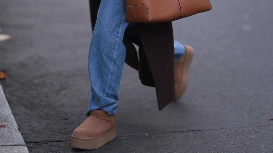 Frau trägt Ugg-Boots mit Plateausohle