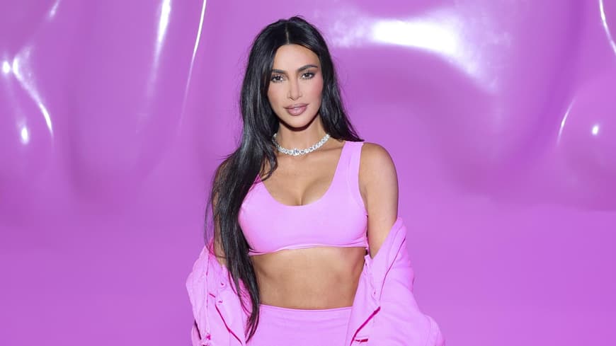 Kim Kardashian trägt pinken Sport-BH