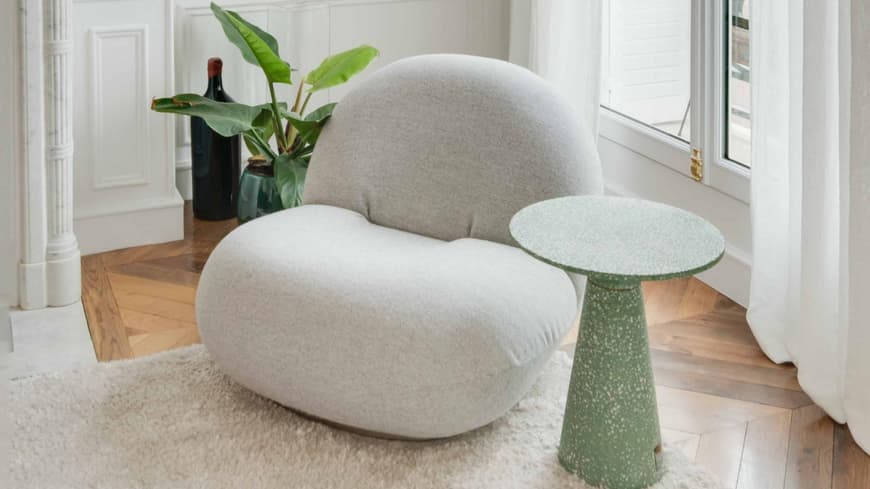Salbeifarbene Elemente im Wohnzimmer