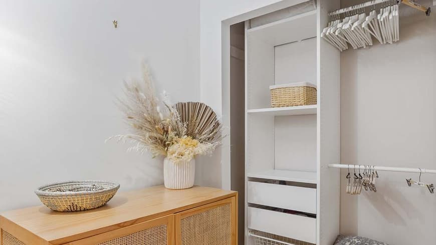 aufgeräumter Kleiderschrank