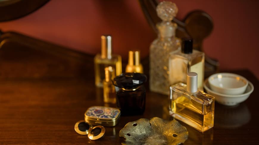 Parfum auf einem Nachttisch