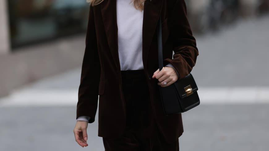 Frau mit schwarzer Tasche