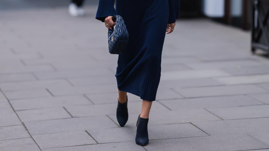Schwarze Stiefeln zu dunkelblauem Winterkleid