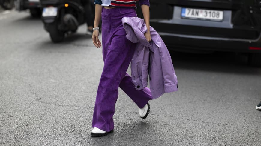 Streetstyle Frau trägt auf Paris Fashion Week violette Kleidung aus Pullover Jacke und Hose