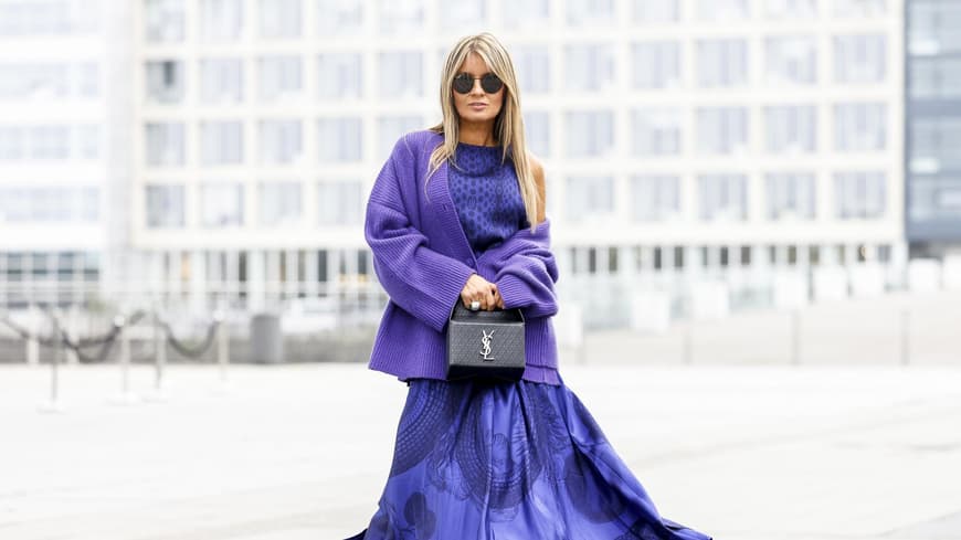 Frau mit violetter Strickjacke